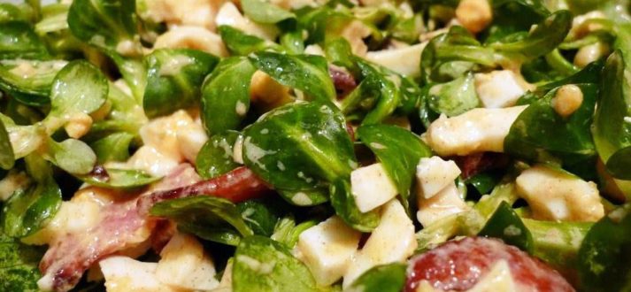 salata z jajkiem i boczkiem
