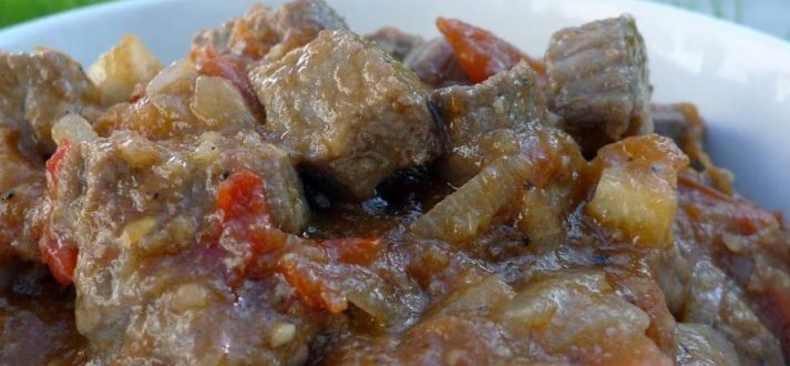 gulasz z pomidorami i papryka