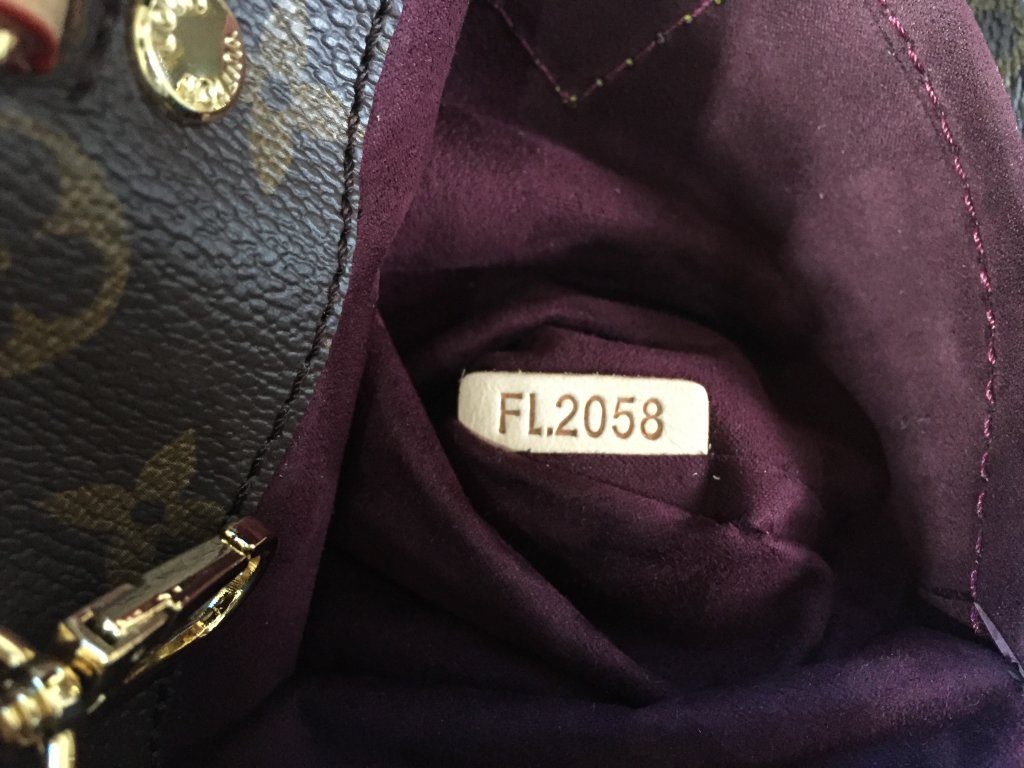 How to spot fake Louis Vuitton Montaigne bag - Jest Pięknie