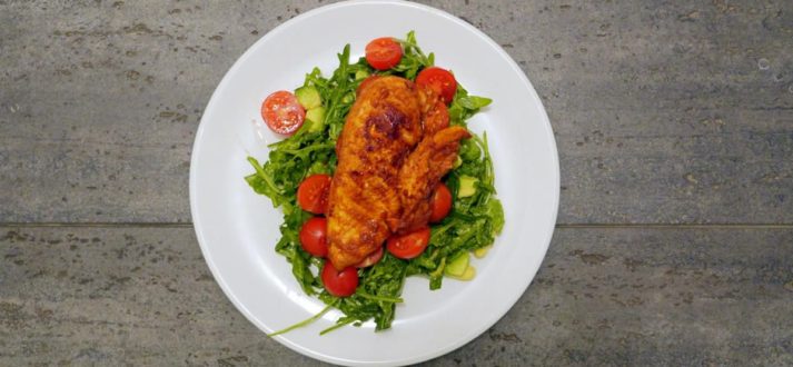 salata z kurczakiem i awokado