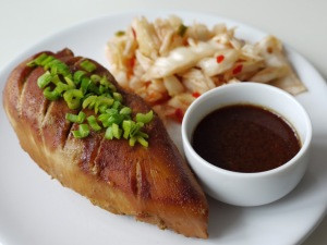 Domowy kurczak teriyaki w naczyniu żaroodpornym