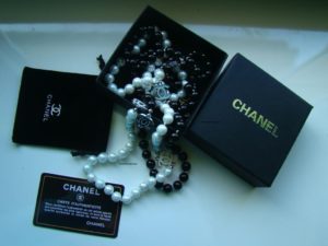 Podrobiony naszyjnik Chanel czarno białe perły
