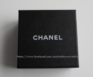 Oryginalne pudełko jubilerskie Chanel czcionka