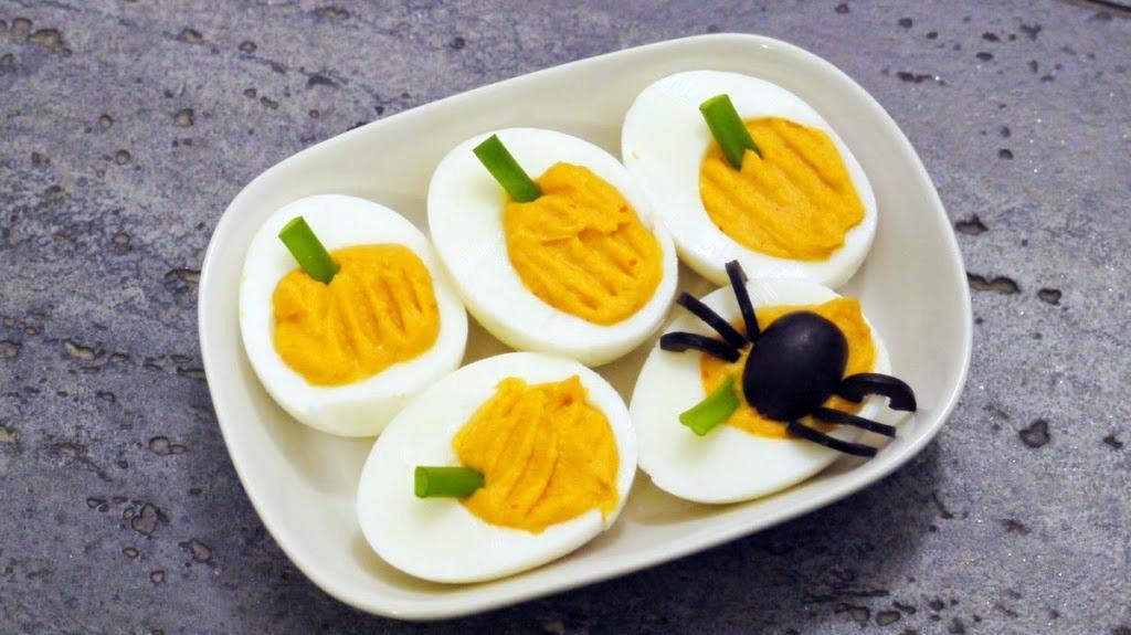 Szybka przekąska na Halloween: faszerowane jajka
