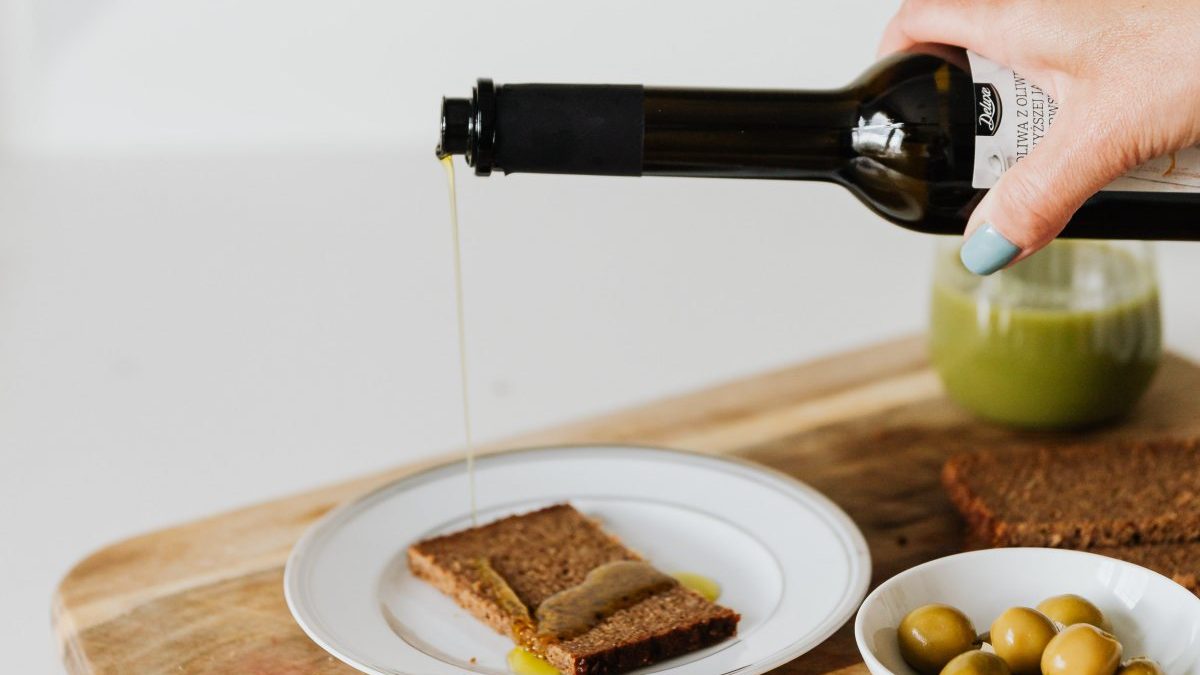 Rodzaje olejów spożywczych – co do smażenia, co do sałaty?