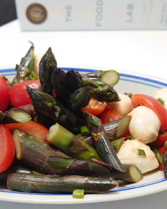 salatka z grillowanymi szparagami