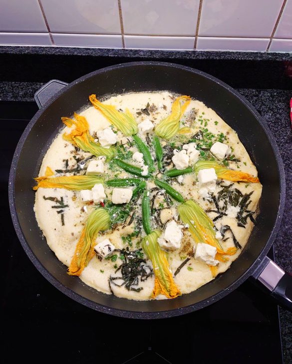 omlet z kwiatami cukinii i serem