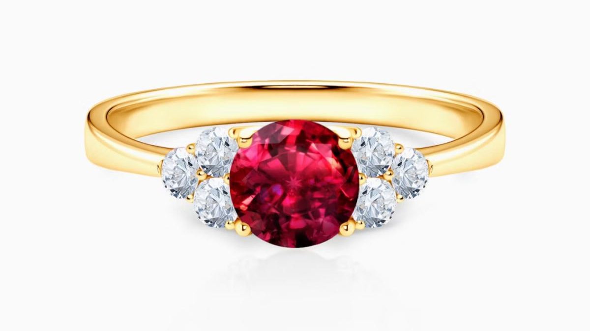 Dlaczego warto zdecydować się na pierścionek zaręczynowy z rubinem? Oto czego mogłeś nie wiedzieć na temat tej zachwycającej biżuterii!