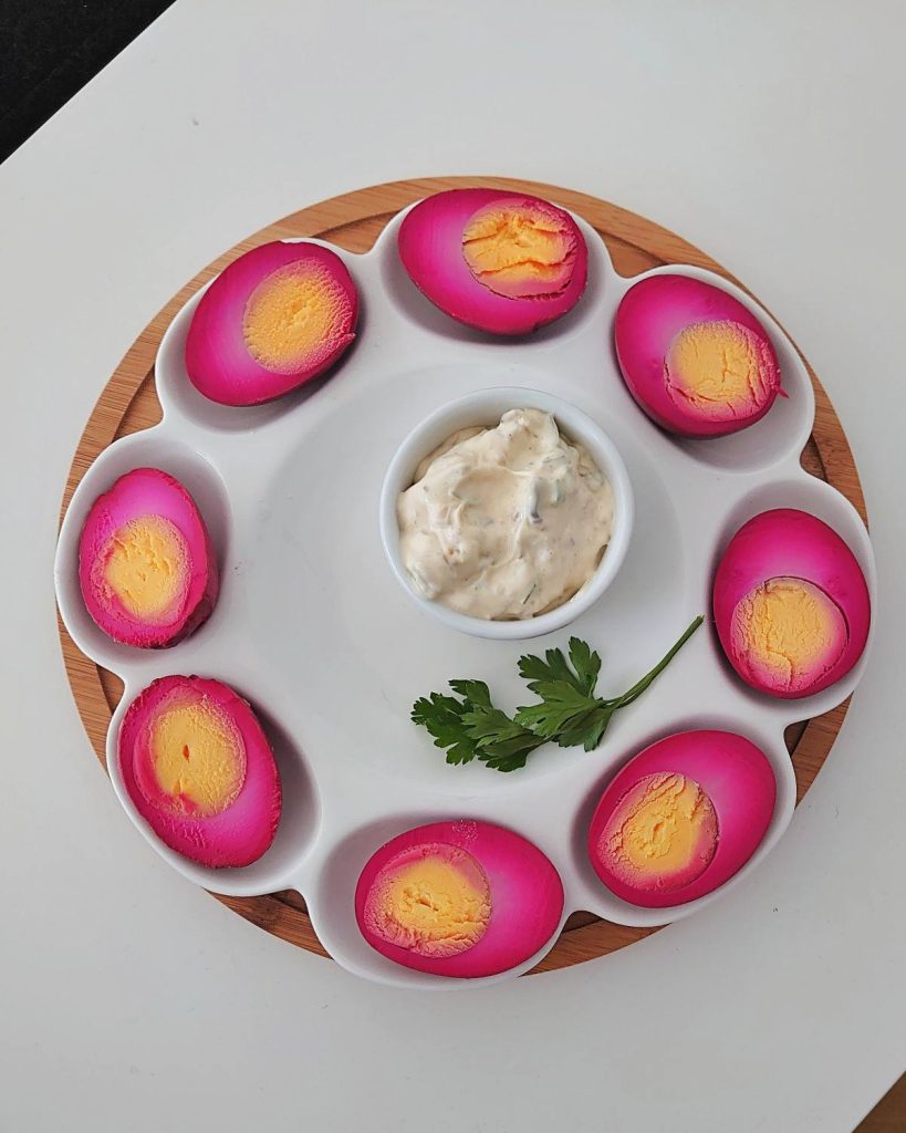 jajka marynowane w buraczkach na talerzu z sosem tatarskim