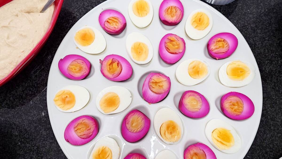 Intensywnie różowe jajka marynowane w buraczkach – efekt WOW na wielkanocnym stole