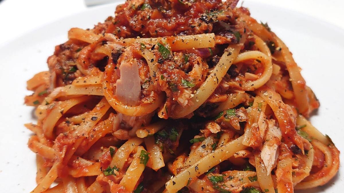 Spaghetti puttanesca z tuńczykiem