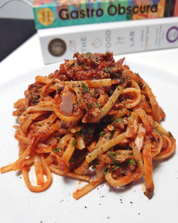 spaghetti puttanesca z tuńczykiem