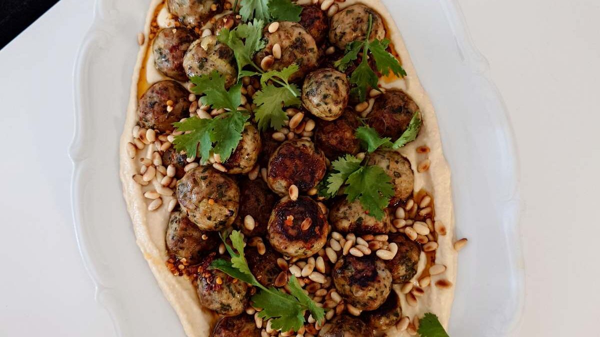 Pieczona kofta z hummusem