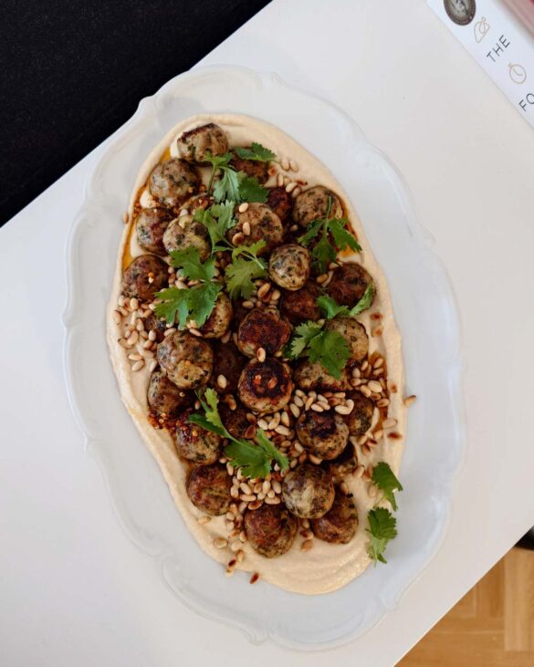 pieczona kofta na hummusie