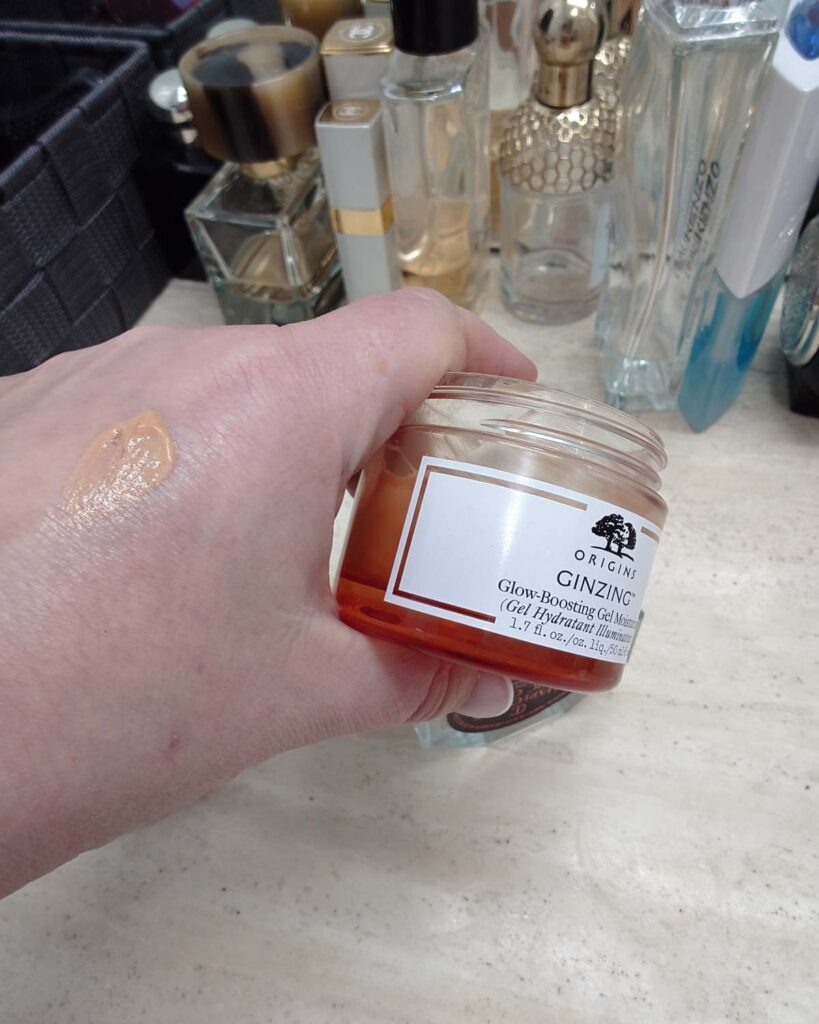 Rozświetlający krem do twarzy Origins GinZing z kofeiną i żeń-szeniem dający natychmiastowy blask.