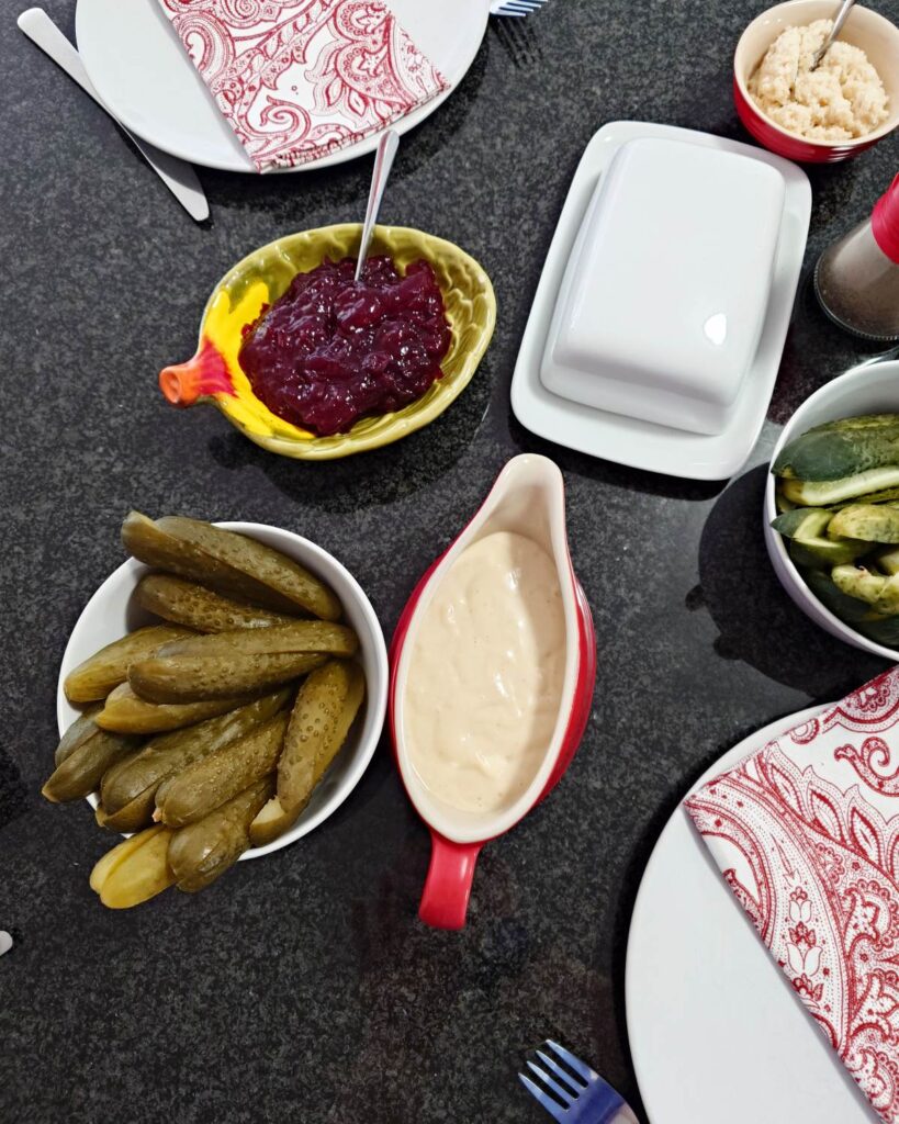 dodatki do jajek chrzan ćwikła sos tatarski ogórki kiszone na wielkanocnym blacie