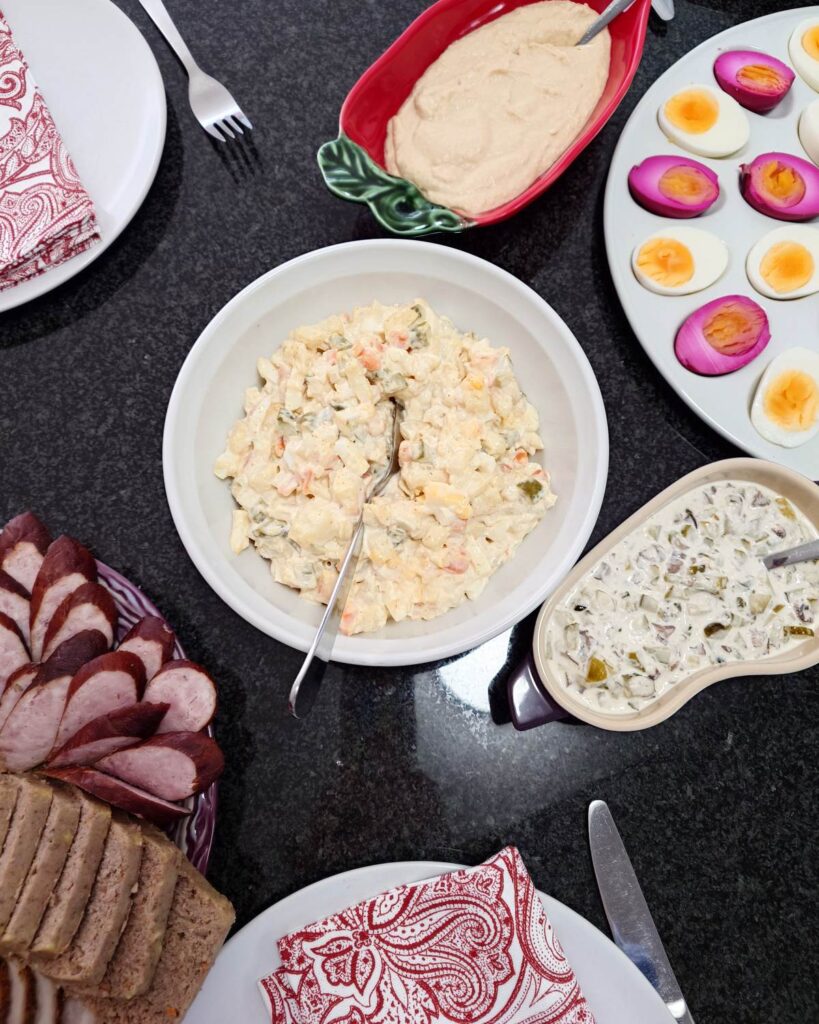 sałatka jarzynowa i domowy sos tatarski obok jajek marynowanych w buraczkach