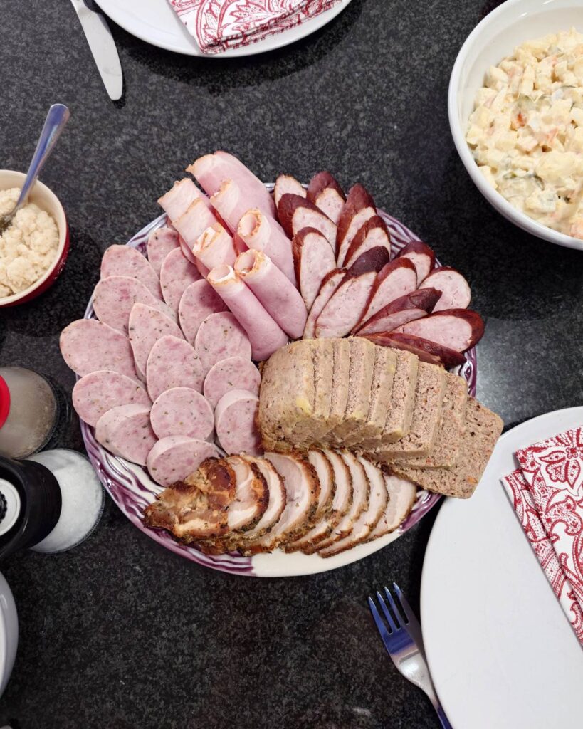 półmisek wędlin pasztet pieczeń rzymska biała kiełbasa na wielkanoc
