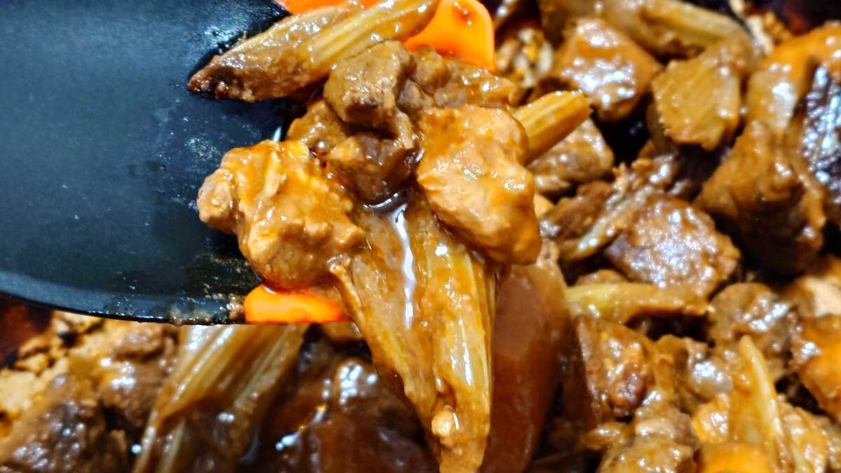 Wołowina w Guinnessie, czyli jak oswoić „czerwony kubeł” Le Creuset