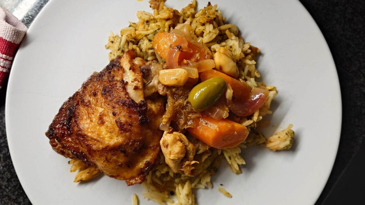 Aromatyczny tagine z kurczakiem, kiszoną cytryną i oliwkami z piekarnika