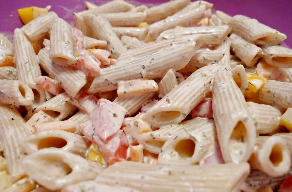 Sałatka makaronowa z majonezem