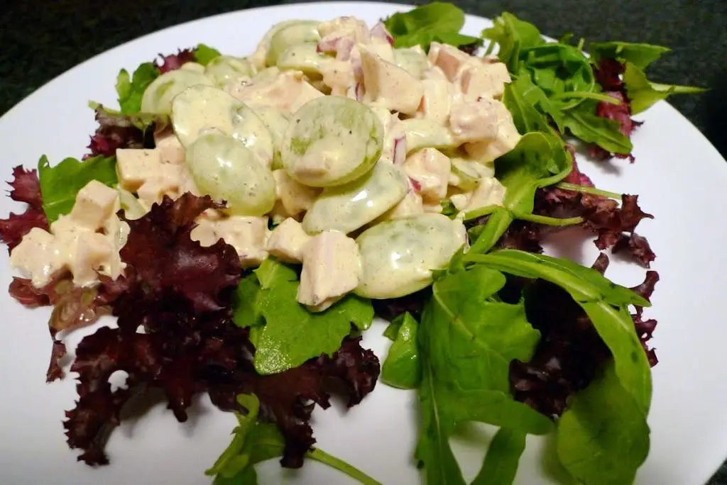 Sałata z indykiem i winogronami