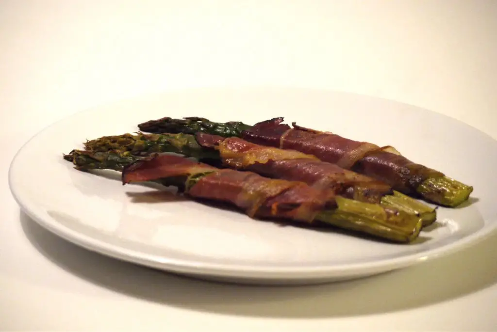 Szparagi z szynką parmeńską