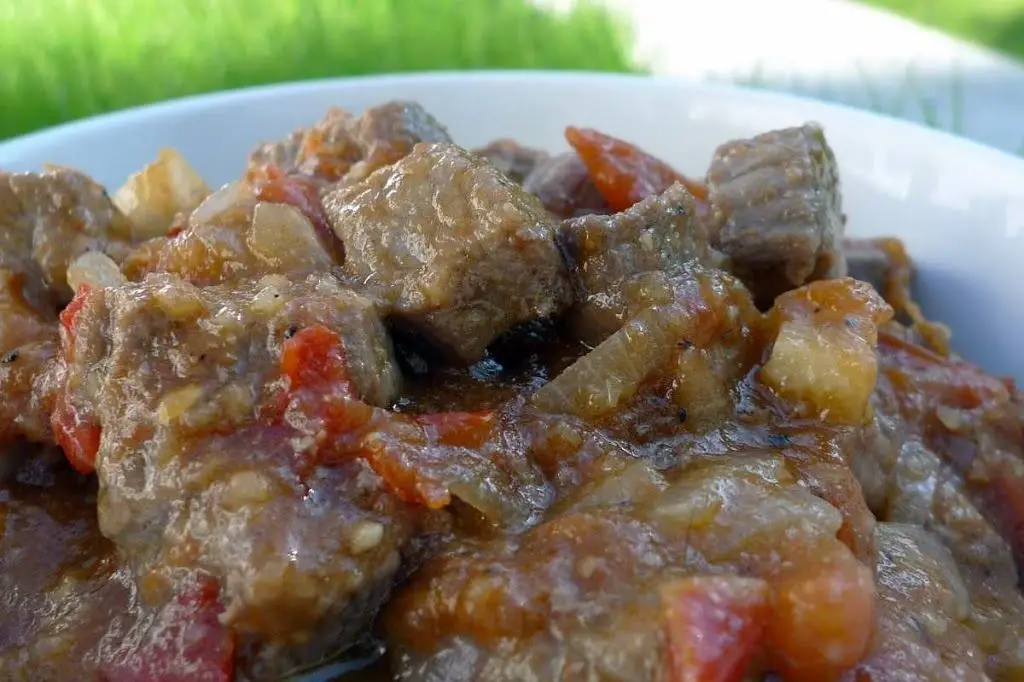 Gulasz z pomidorami i papryką