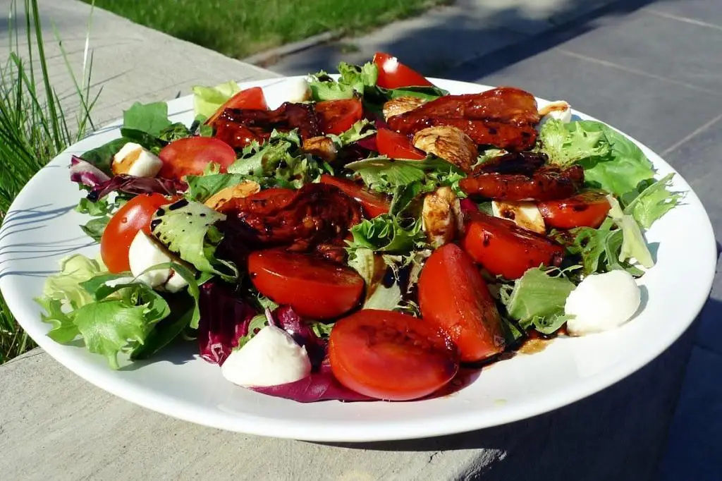 salata z sosem balsamicznym