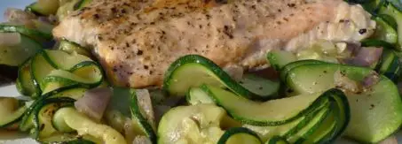 smazony losos z cukinia