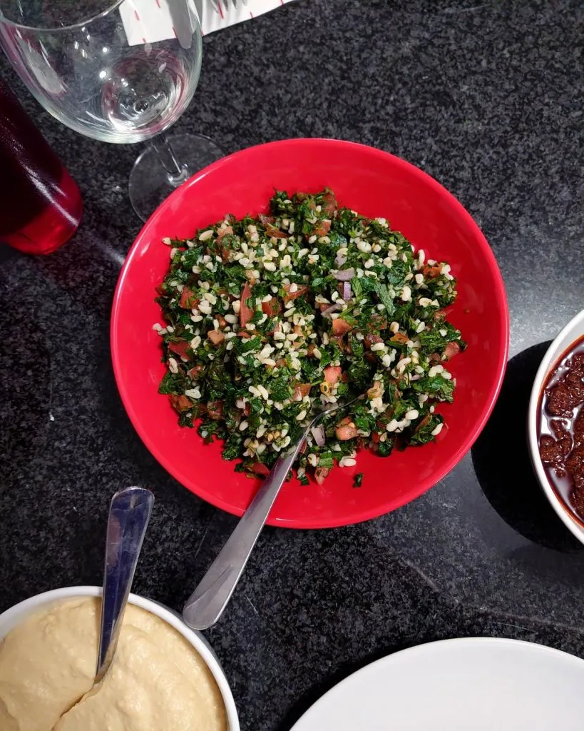 Zbliżenie na strukturę tradycyjnej sałatki tabbouleh