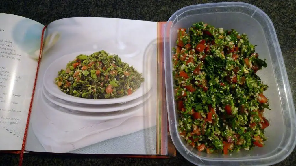 Bliskowschodnia sałatka z ziół i pomidorów tabbouleh podana w misce
