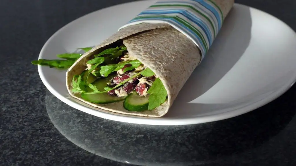 Wrap z fasolą i tuńczykiem
