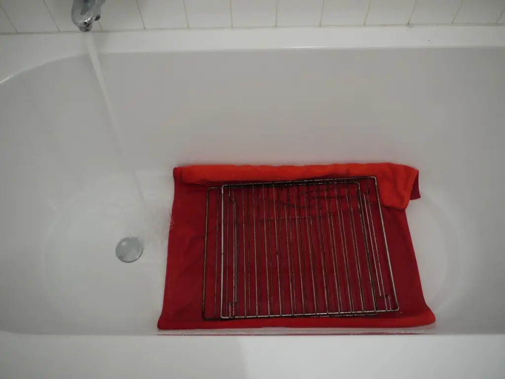 Jak łatwo wyczyścić kratki z piekarnika?