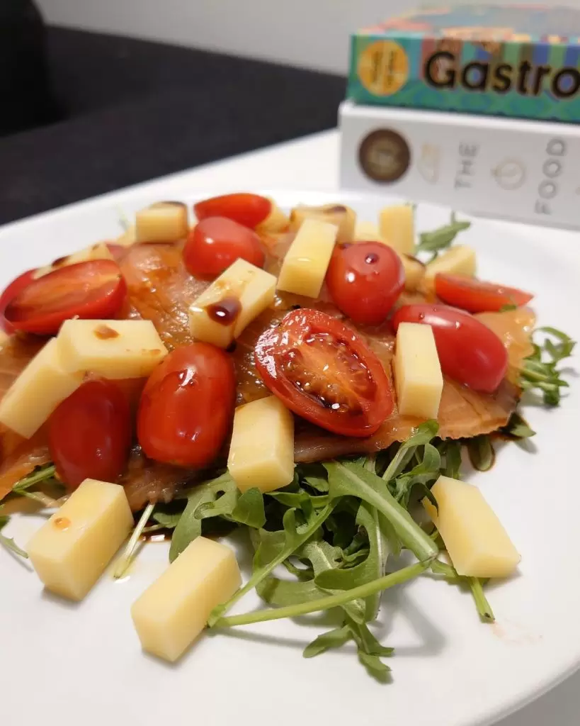 salata z lososiem wedzonym