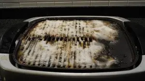 Gruba warstwa sody oczyszczonej zamieniona w papkę na grillu