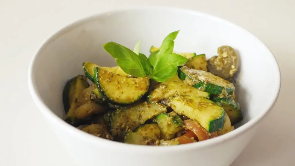 Makaron z cukinią i pesto