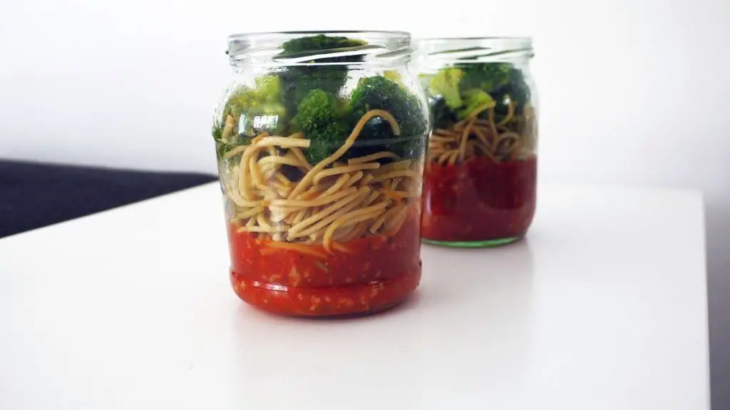 Co brać do pracy: makaron z sosem i brokuły