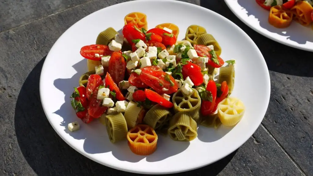 Makaron z pomidorami i fetą