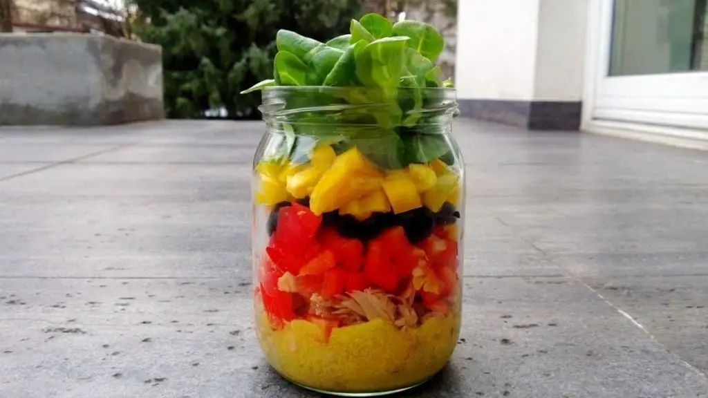 Co brać do pracy: warstwowa sałatka z tuńczykiem