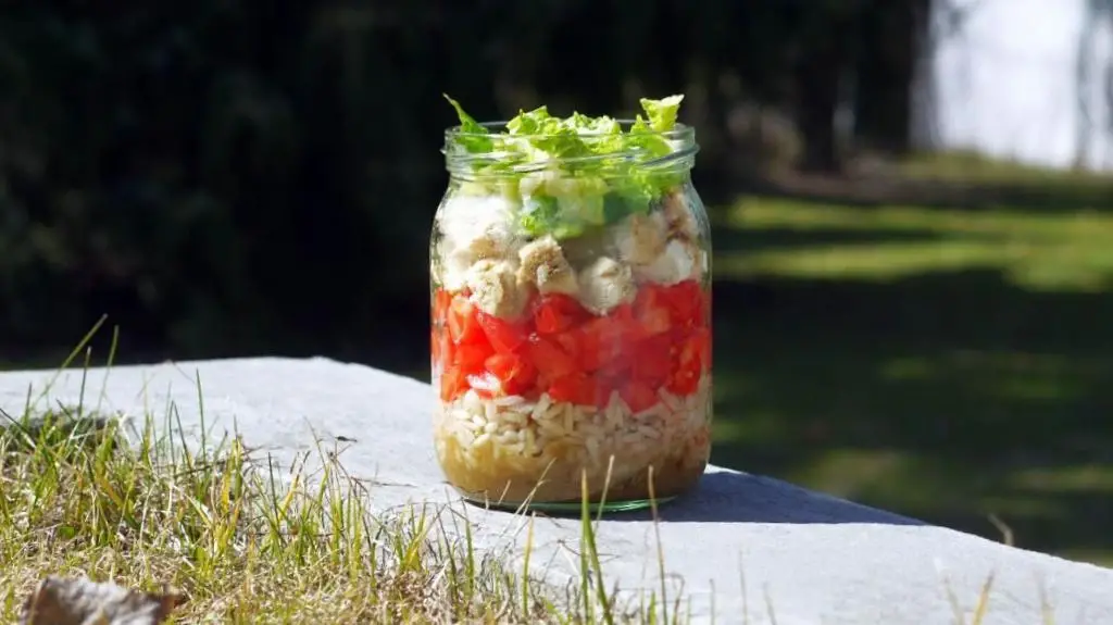 Co brać do pracy: warstwowa sałatka z kurczakiem