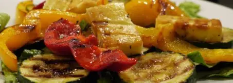 salata z grillowanymi warzywami