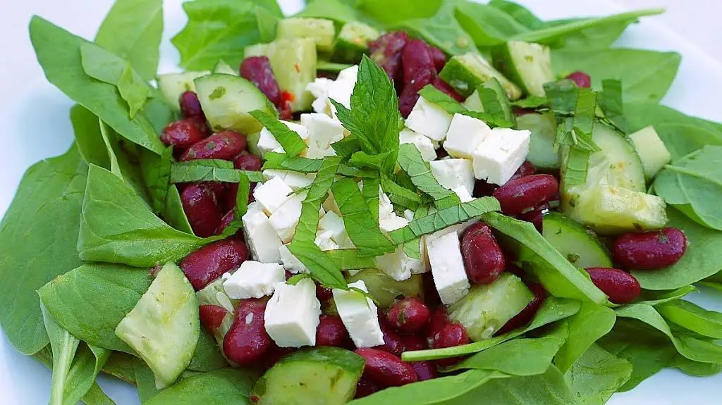 Sałata z fasolą i fetą