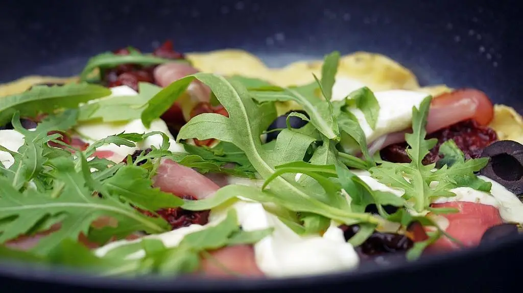 Śniadaniowa pizza bez pieczenia