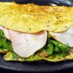 Omlet z kozim serem i rukolą