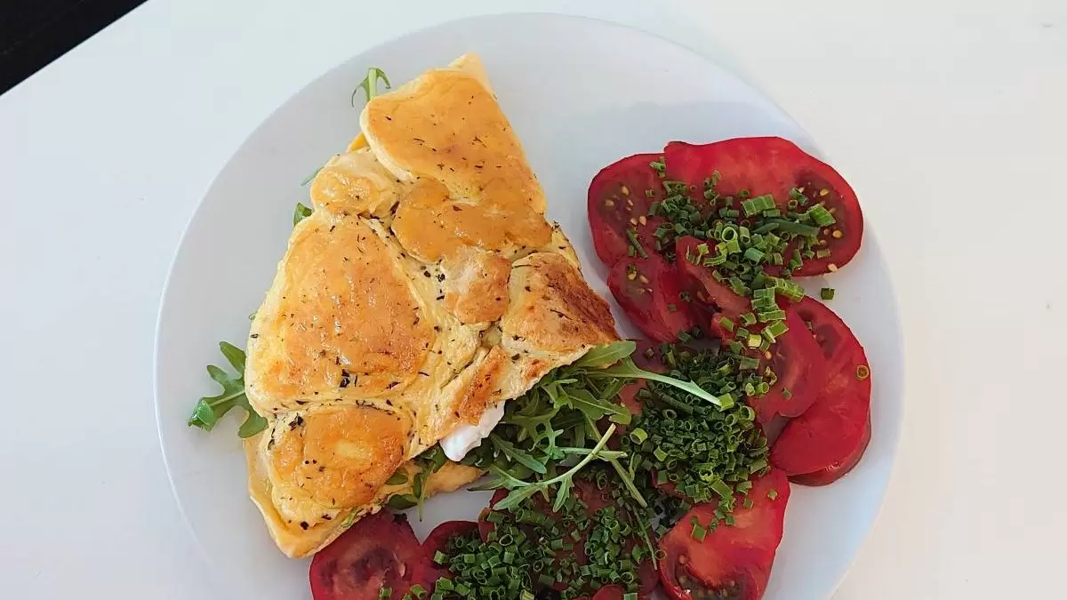 omlet z kozim serem i rukola