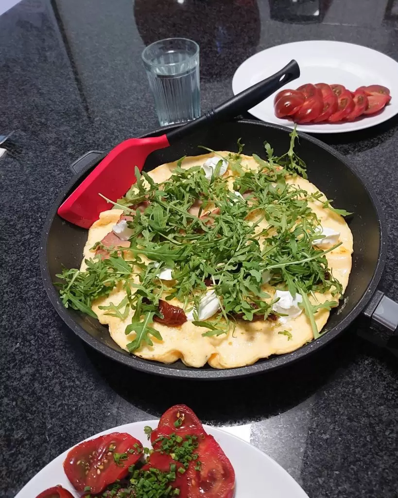 omlet z kozim serem i rukola