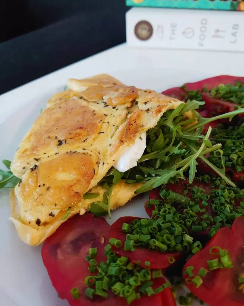 omlet z kozim serem i rukola