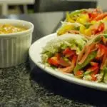 Sajgonki z sosem orzechowym