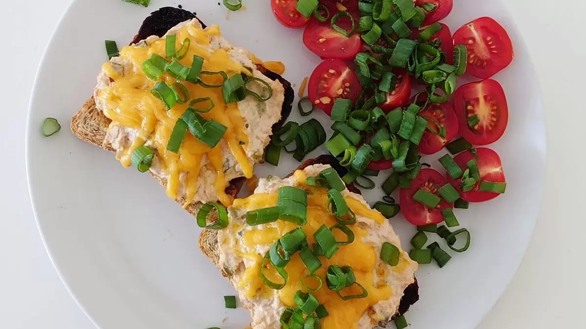 Zapiekane kanapki z tuńczykiem i serem